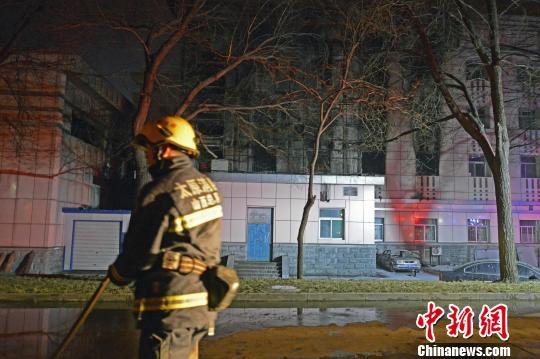 消防员在事故现场灭火。　武俊杰 摄