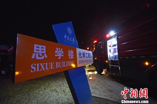 消防车在事发现场。　武俊杰 摄